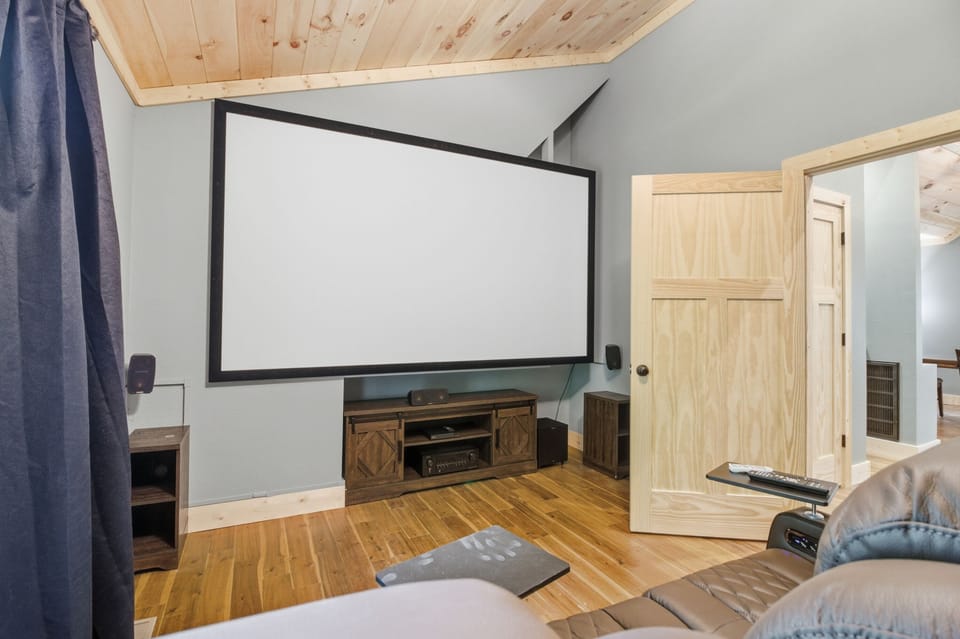 Signature House, 3 Bedrooms, Hot Tub, Mountainside | Television