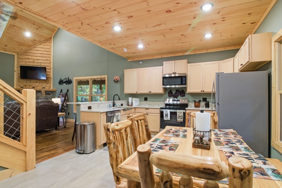 Signature House, 3 Bedrooms, Hot Tub, Mountainside | In-room dining