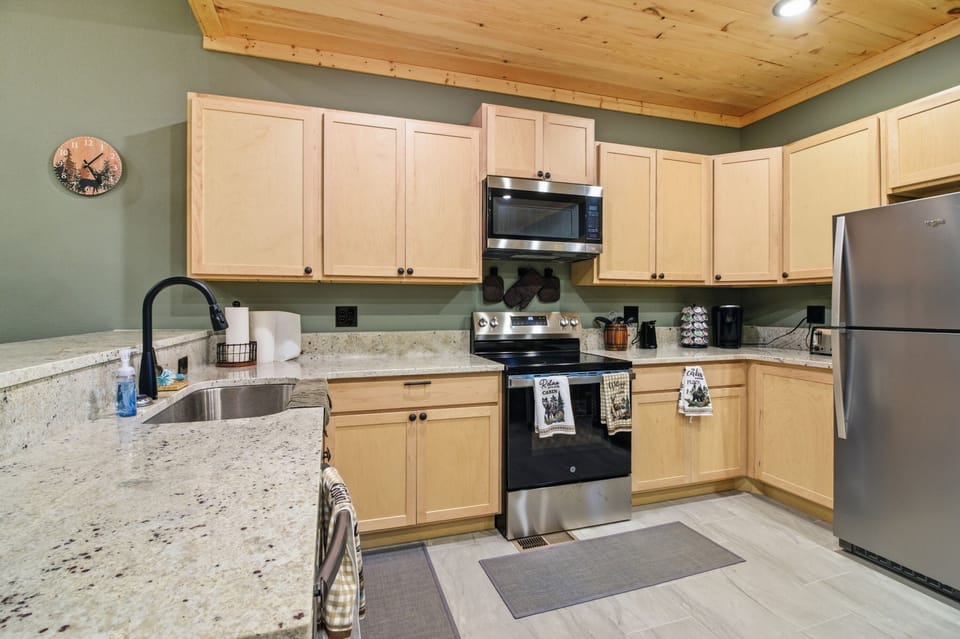 Signature House, 3 Bedrooms, Hot Tub, Mountainside | Private kitchen | Fridge, microwave, oven, stovetop