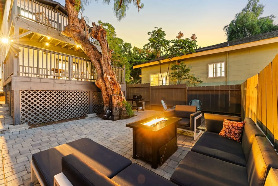 Palm-lit evenings that feel like vacation instantly