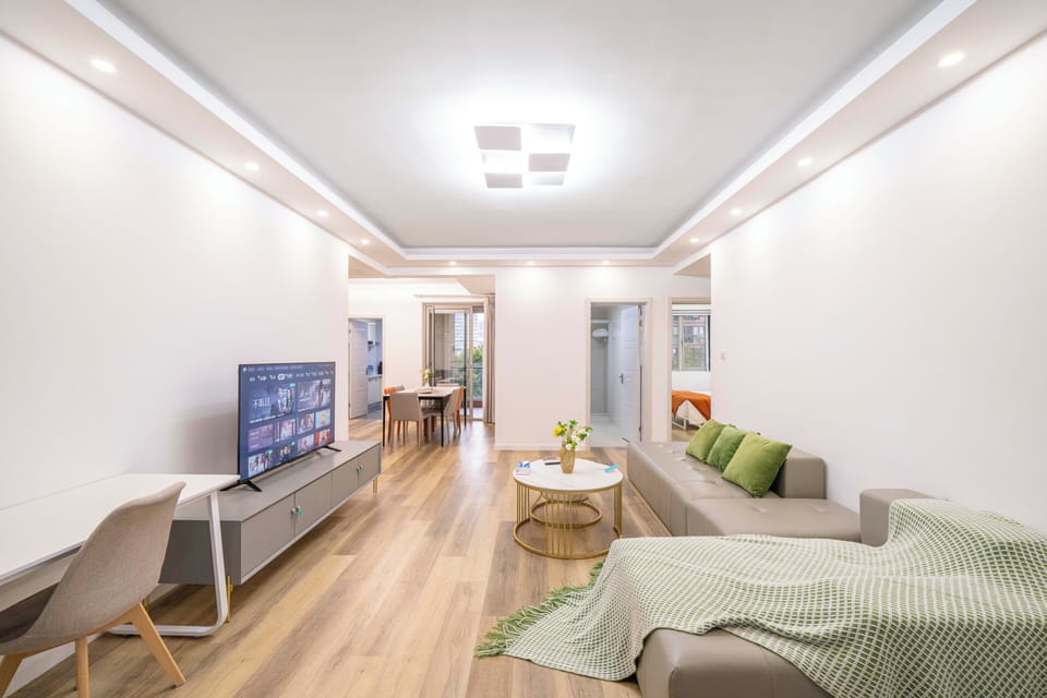 Superior Apartment, 4 Bedrooms, City View | Living room | Smart TV