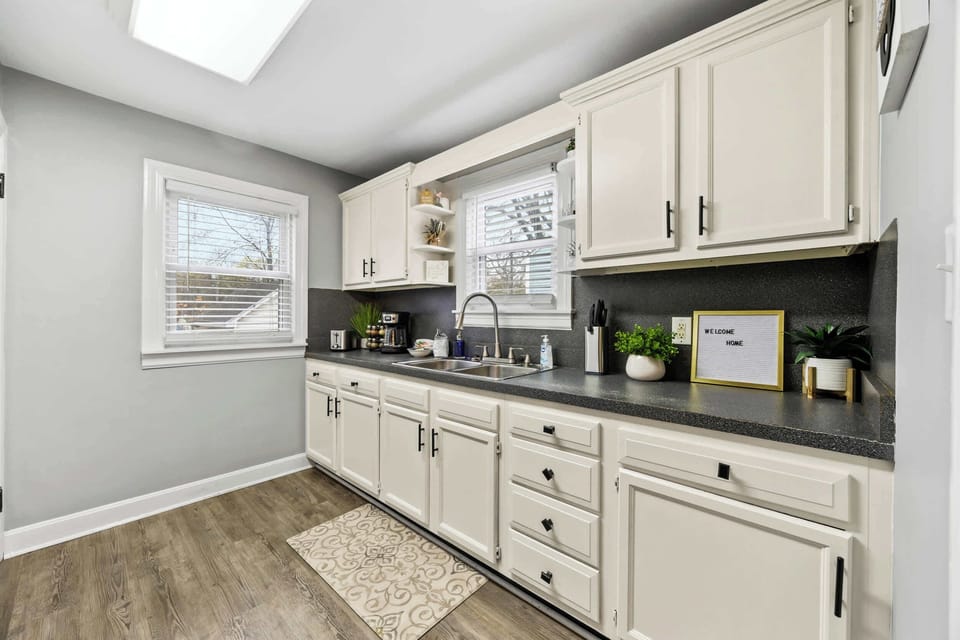 Kitchen: Fully equipped kitchen with all the essentials for cooking and dining in.