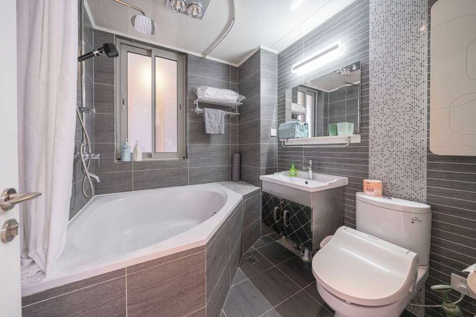 Superior Apartment, 2 Bedrooms, City View | Bathroom | Slippers