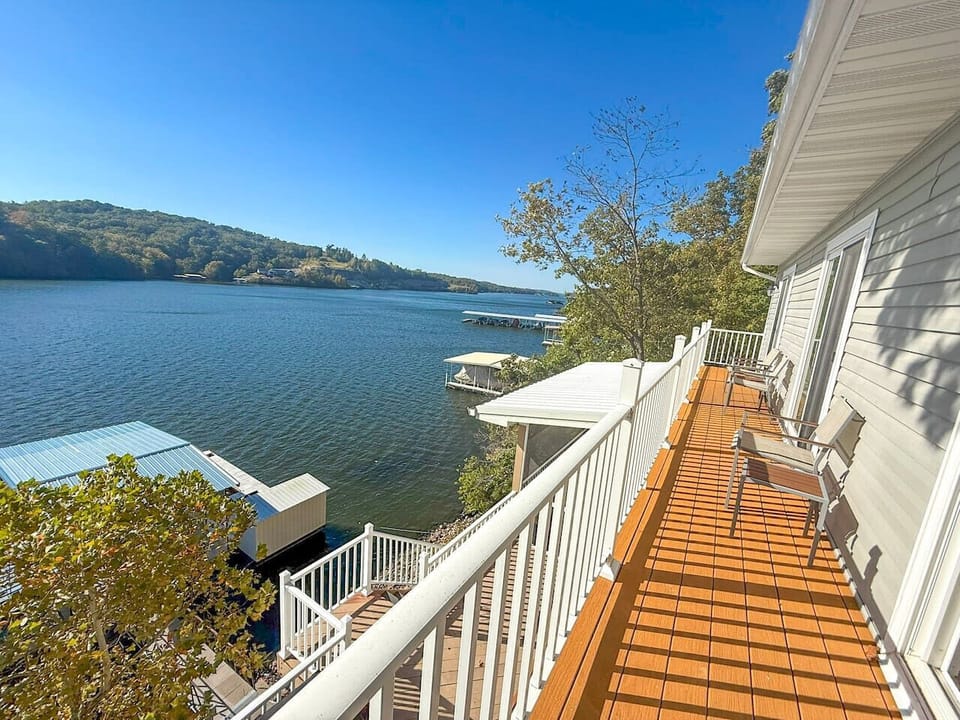 180 Degree Panoramic Lakeviews from Private Decks