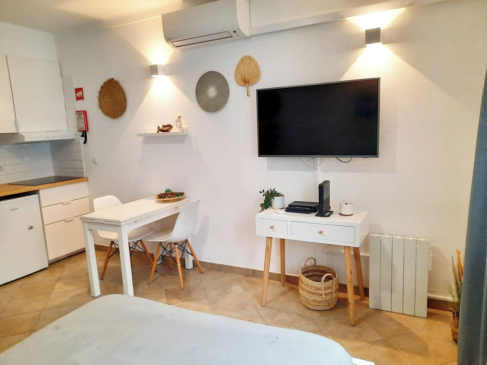 Studio | In-room dining