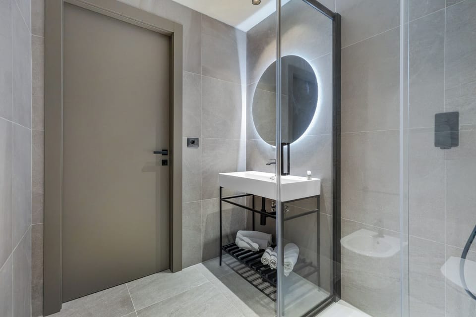 Deluxe Room | Bathroom | Shower, rainfall showerhead, free toiletries, hair dryer