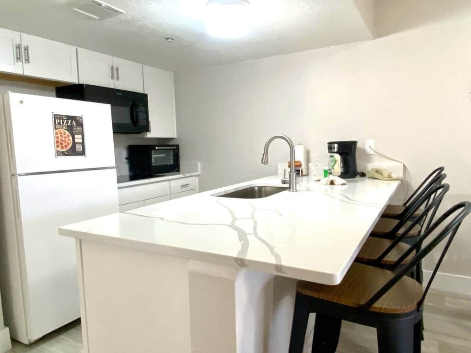 Kitchen - Sea World Orlando Apartments - Minutes from parks