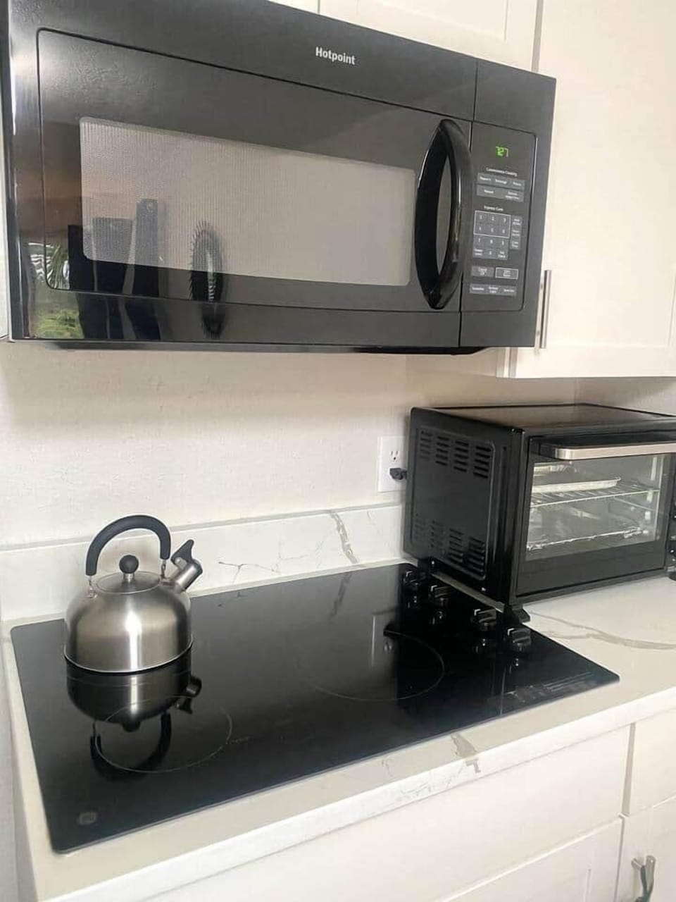 Electric Cooktop, Toaster Oven, Microwave - Full Size Kitchen - Sea World Orlando Apartments - Minutes from parks
