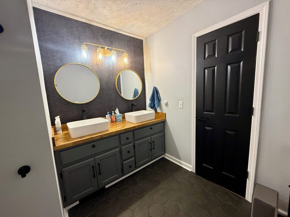 Master bath with dual vanity