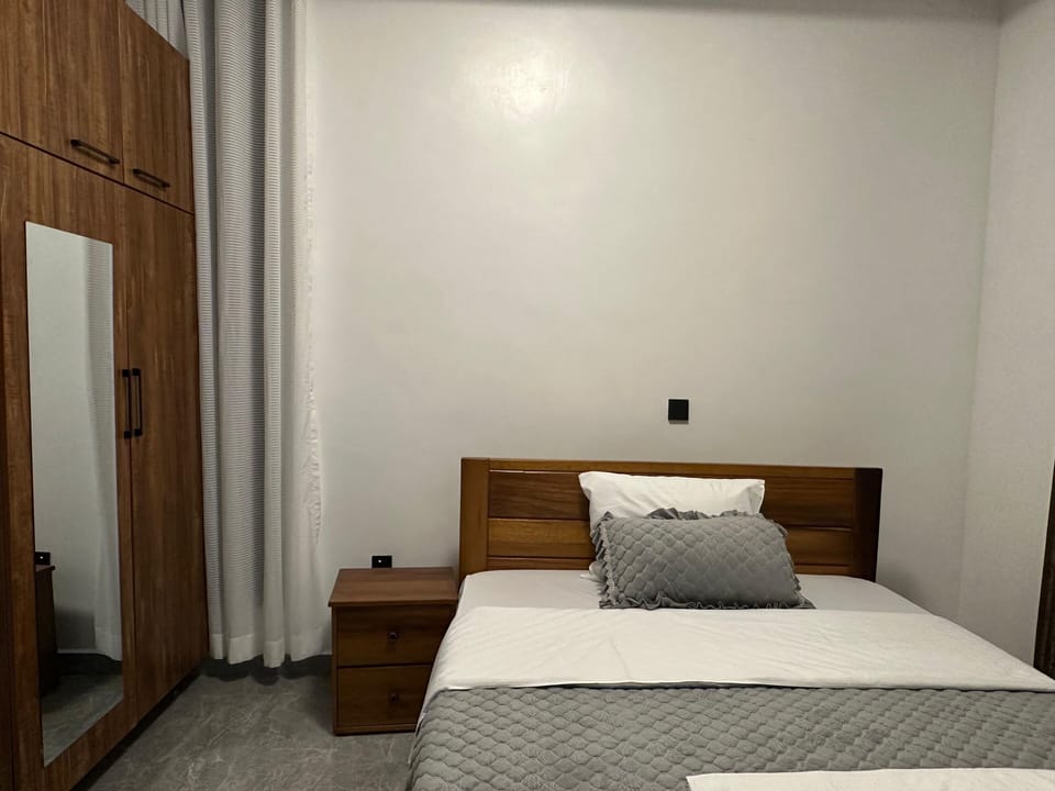 Desk, WiFi (free)