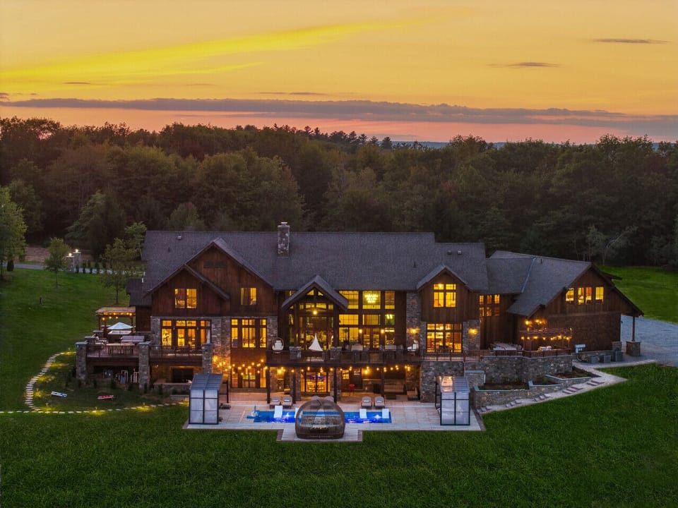 🏡 Welcome to Pinnacle Pointe — an architectural gem nestled atop 600 private acres with panoramic views in every direction.
