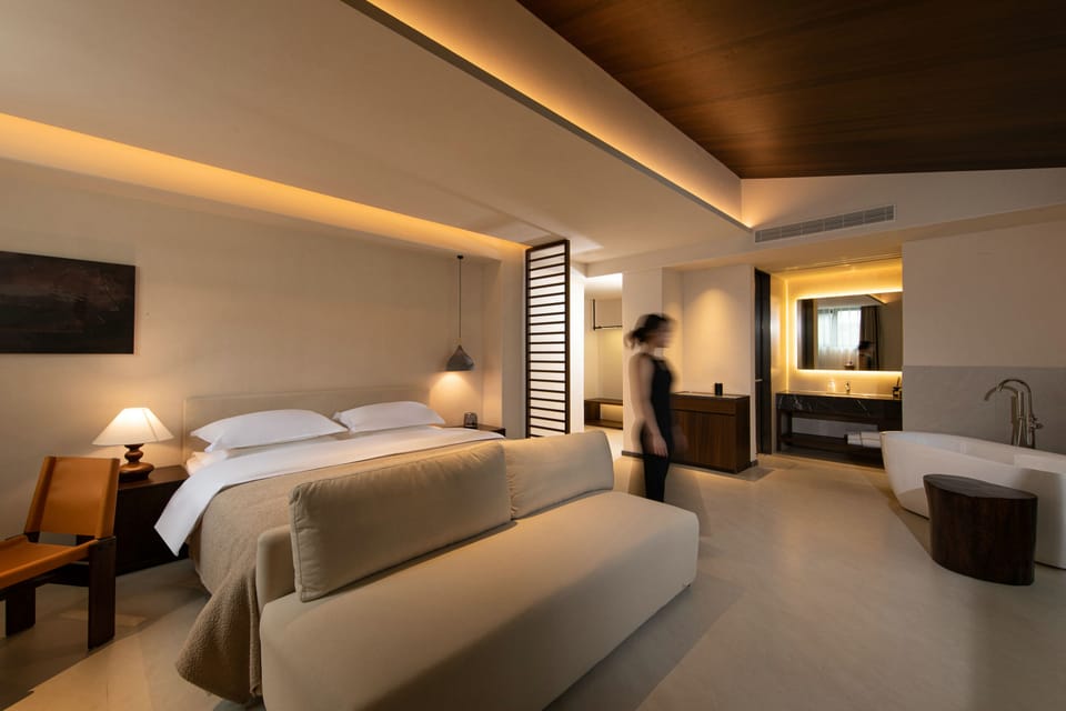 Signature Double Room, Mountain View | Laptop workspace, blackout drapes, soundproofing, iron/ironing board