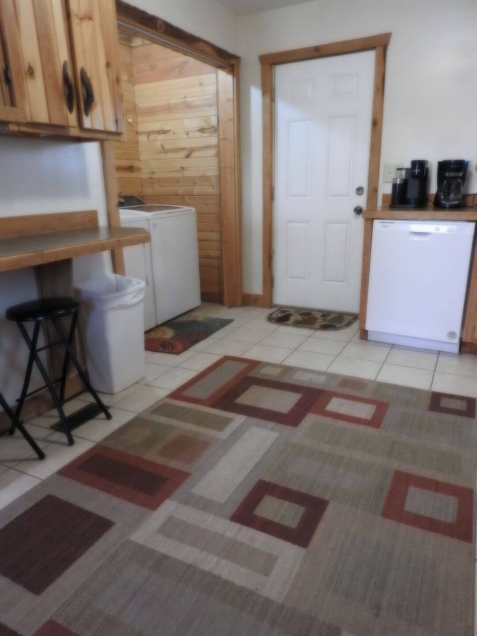 Laundry is in closet nrea the back of the kitchen