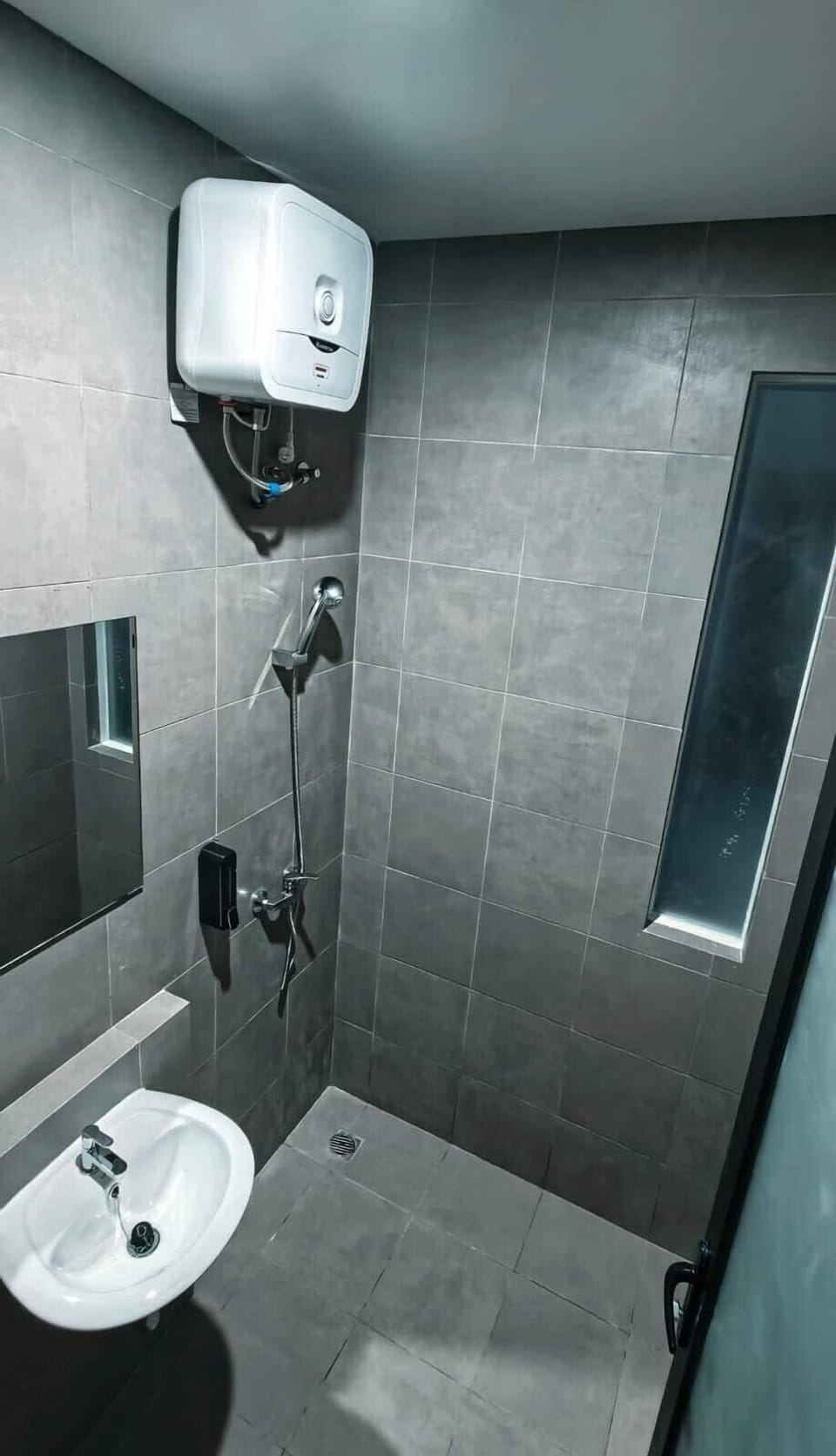 Shower, free toiletries, towels, shampoo