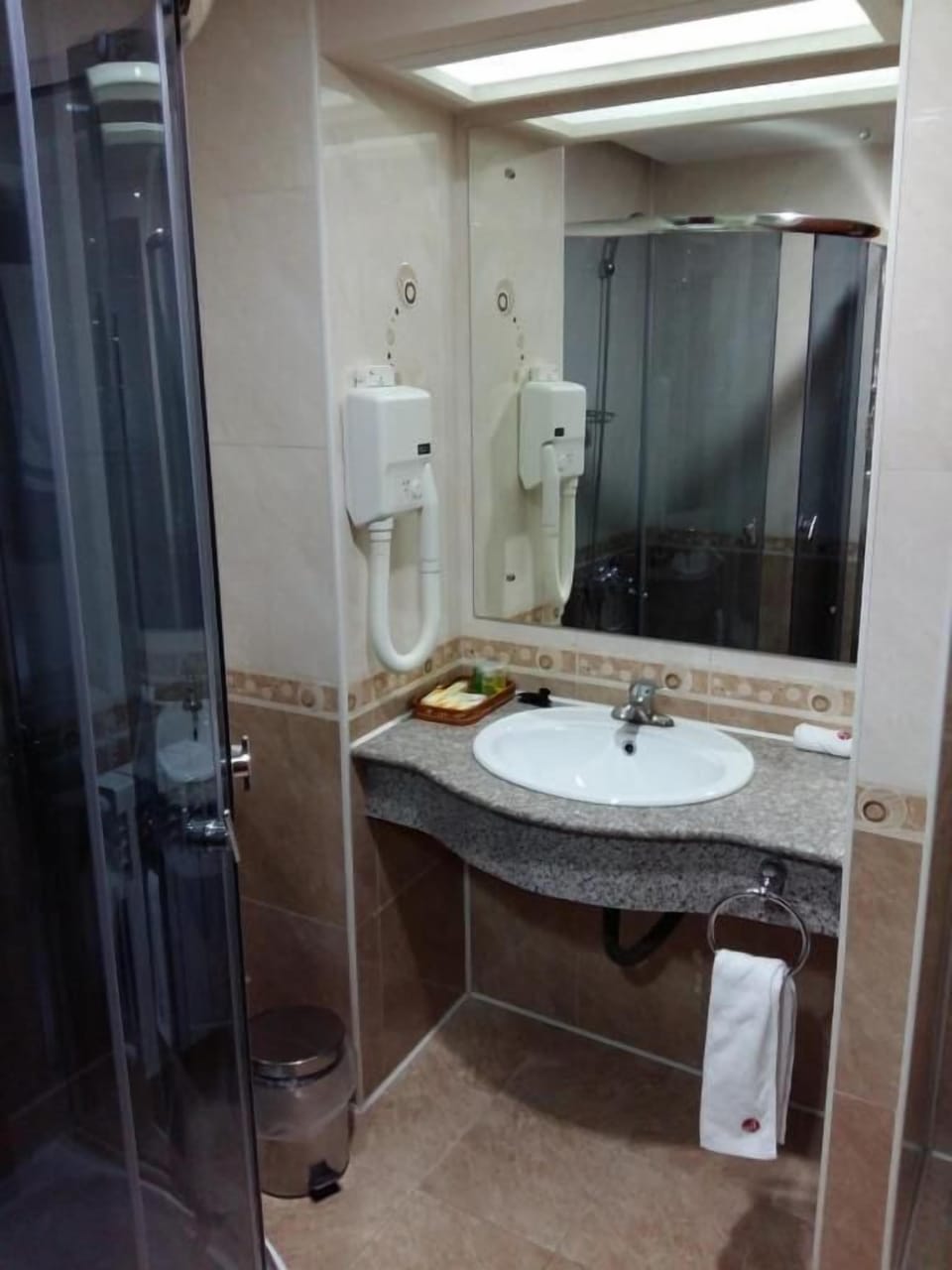 Shower, rainfall showerhead, free toiletries, hair dryer