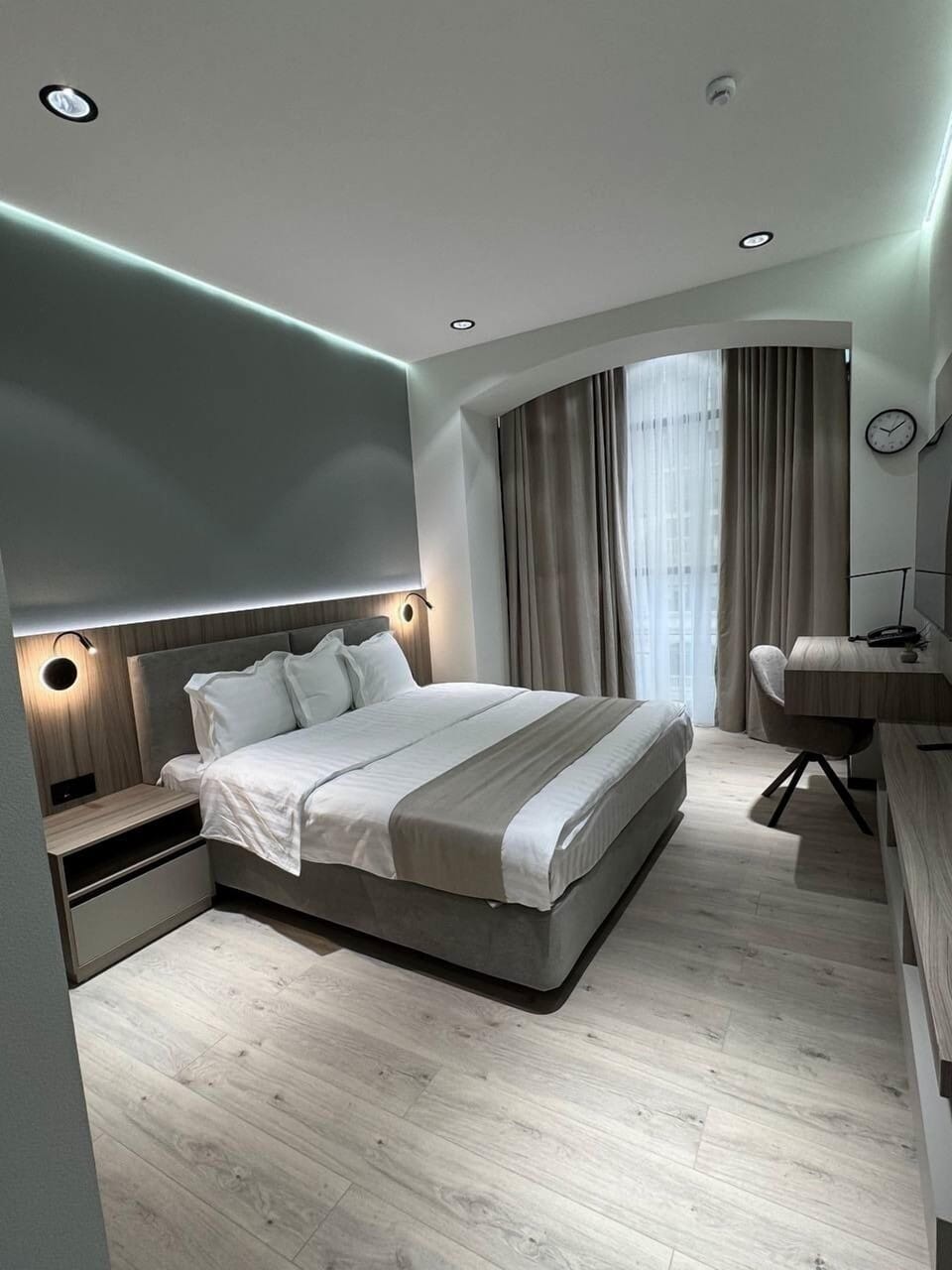 Suite, City View | In-room safe, desk, laptop workspace, blackout drapes