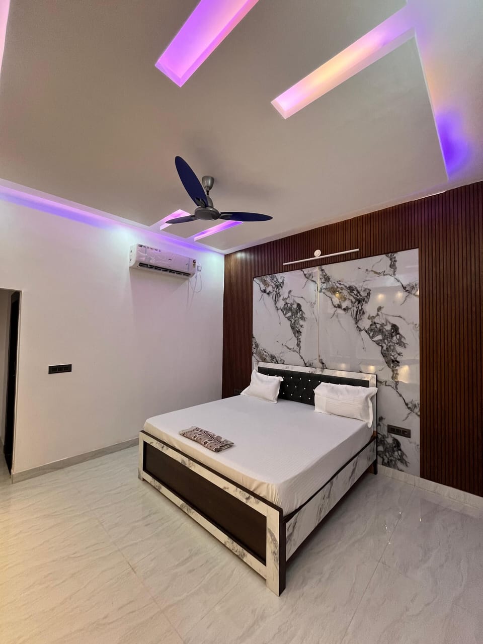 Superior Double Room, Balcony, Courtyard View | Iron/ironing board, free WiFi