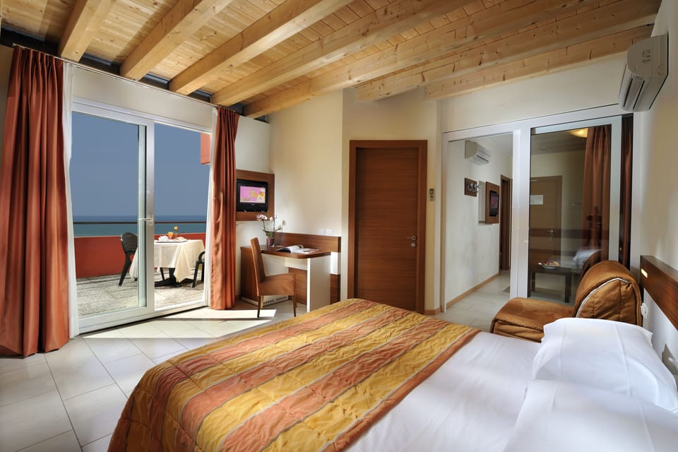 Minibar, in-room safe, desk, free WiFi
