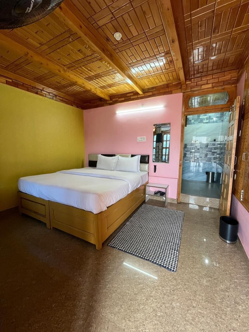 Deluxe Room, Mountain View | Rollaway beds, bed sheets