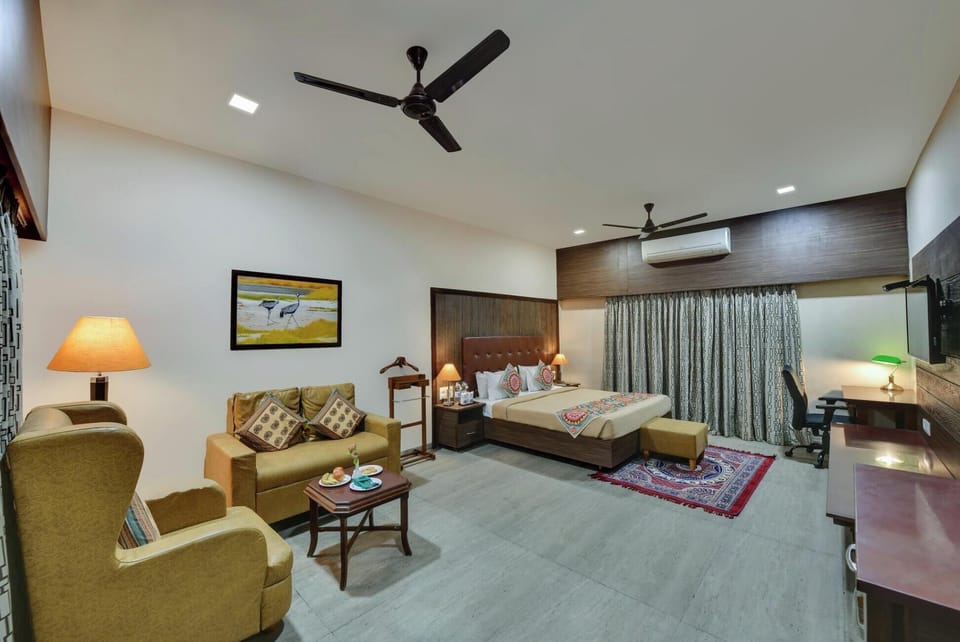Luxury Room | Desk, bed sheets