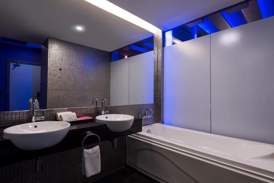 Family Triple Room | Bathroom | Shower, hair dryer, slippers, towels