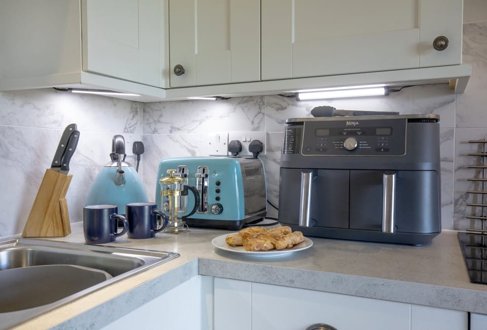 Toad Hall, Bude, Cornwall: A well-equipped kitchen featuring high-end appliances, offering all the convenience you need to prepare delicious family meals