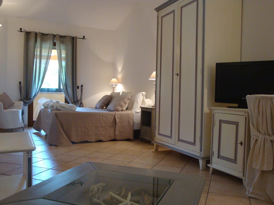 Junior Double or Twin Room | Minibar, in-room safe, desk, bed sheets