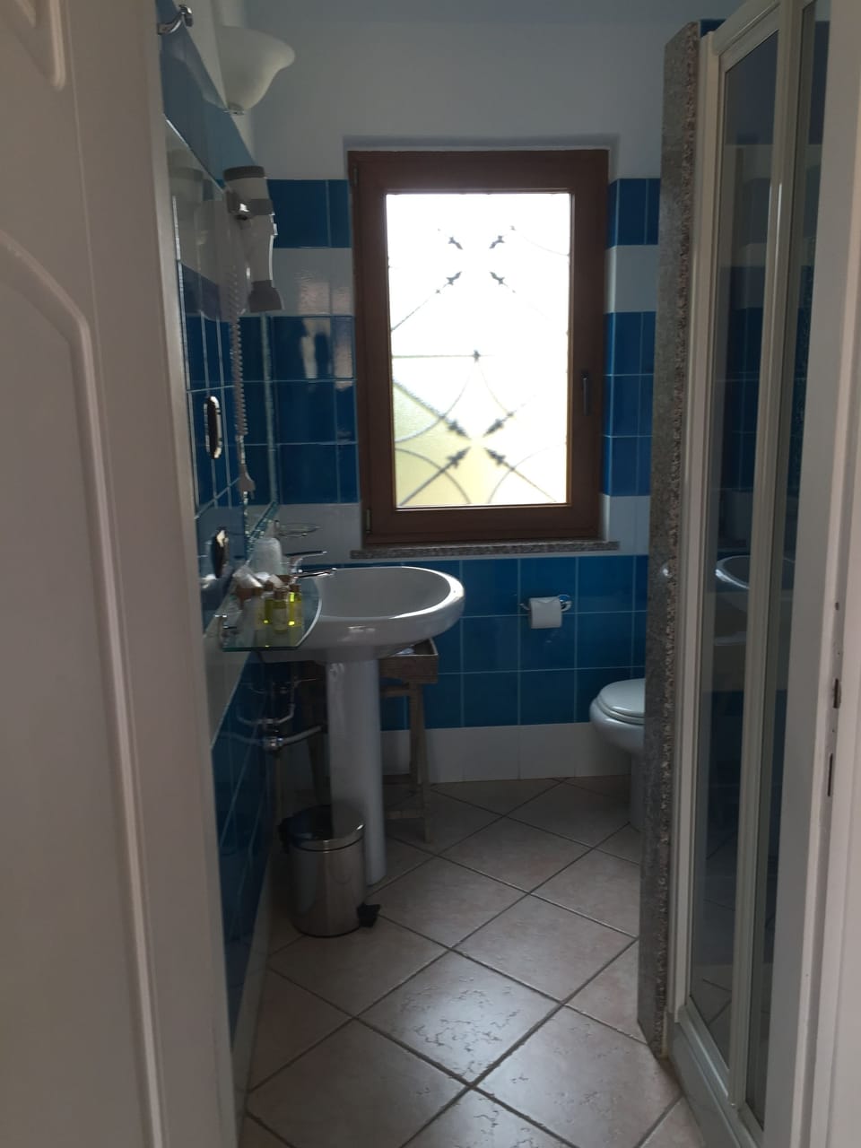 Junior Double or Twin Room | Bathroom | Shower, rainfall showerhead, free toiletries, hair dryer