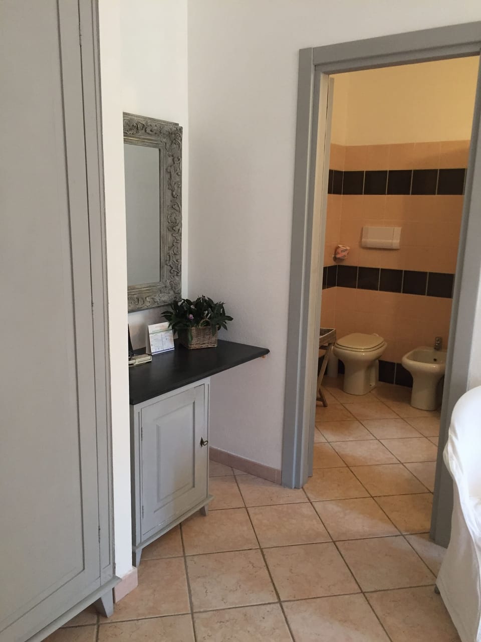Junior Double or Twin Room | Bathroom | Shower, rainfall showerhead, free toiletries, hair dryer