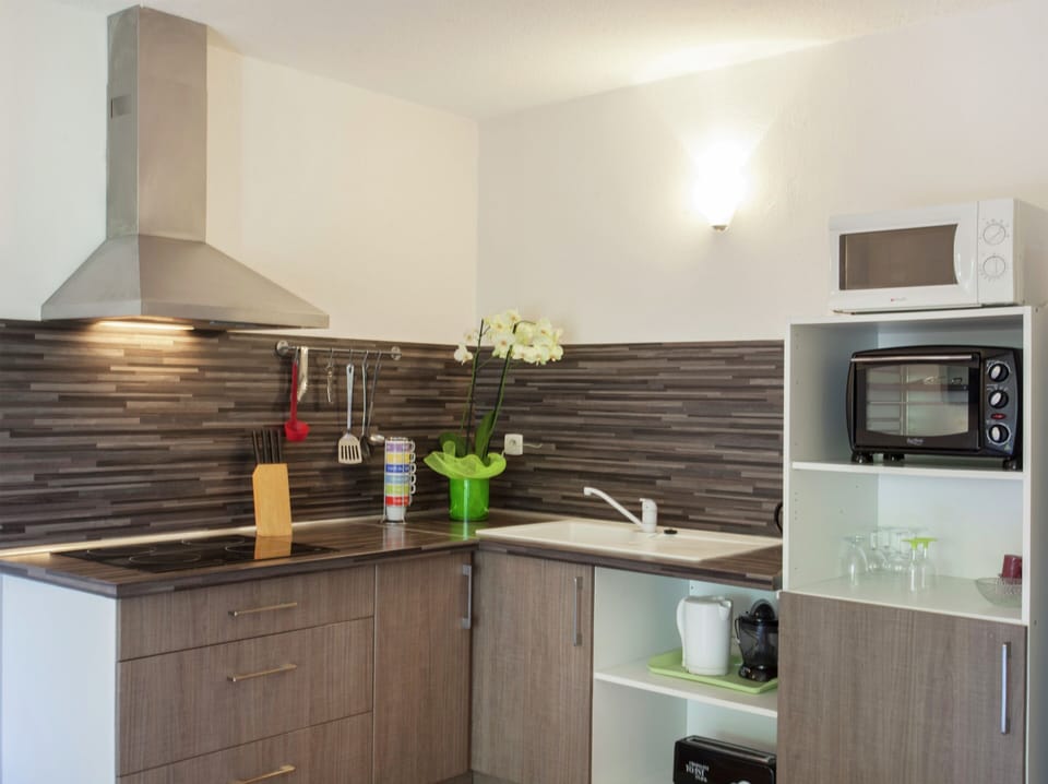 Fridge, microwave, highchair