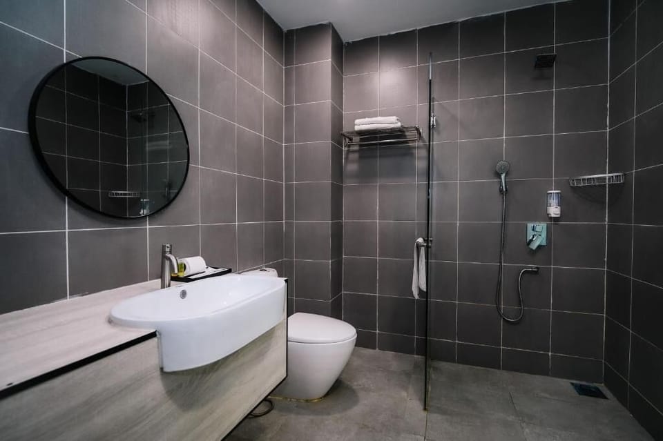 Deluxe King City View | Bathroom | Shower, towels, soap, shampoo