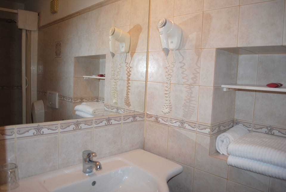 Shower, free toiletries, hair dryer, bidet