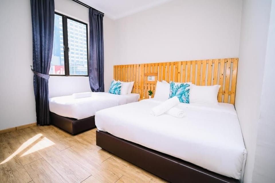 Deluxe Triple Room | Desk, iron/ironing board (on request), WiFi (free)