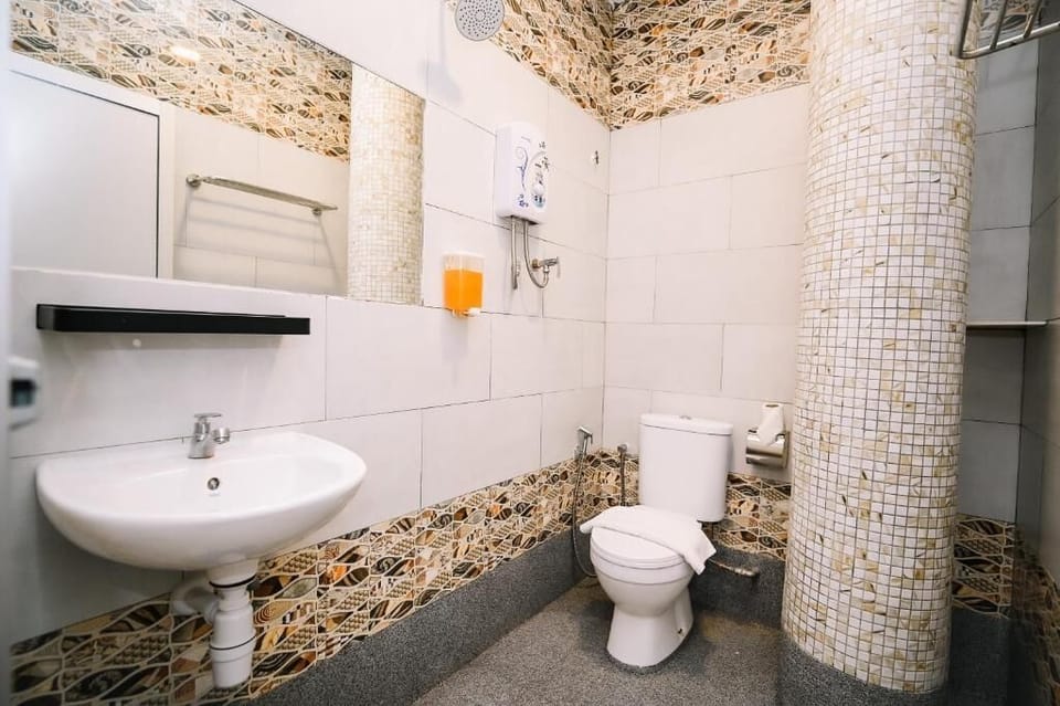 Deluxe Triple Room | Bathroom | Shower, hair dryer, towels, soap