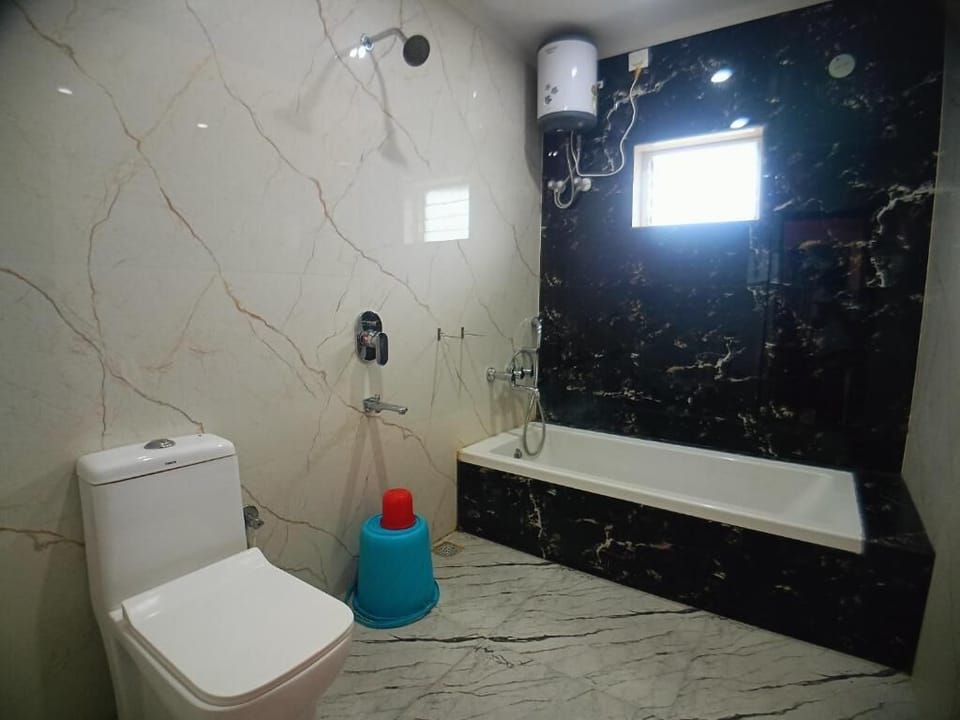 Super Deluxe Double Bed First Floor | Bathroom | Bidet, towels, soap, shampoo