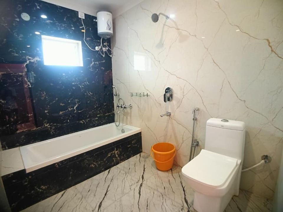 Super Deluxe Double Bed First Floor | Bathroom | Bidet, towels, soap, shampoo