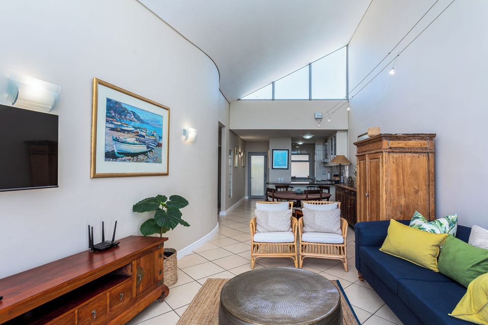 Deluxe Apartment, Balcony, Partial Sea View | Living area