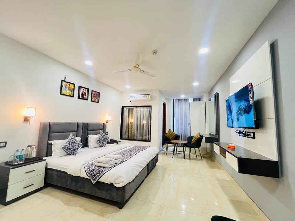 Deluxe Double Room | Iron/ironing board, free WiFi