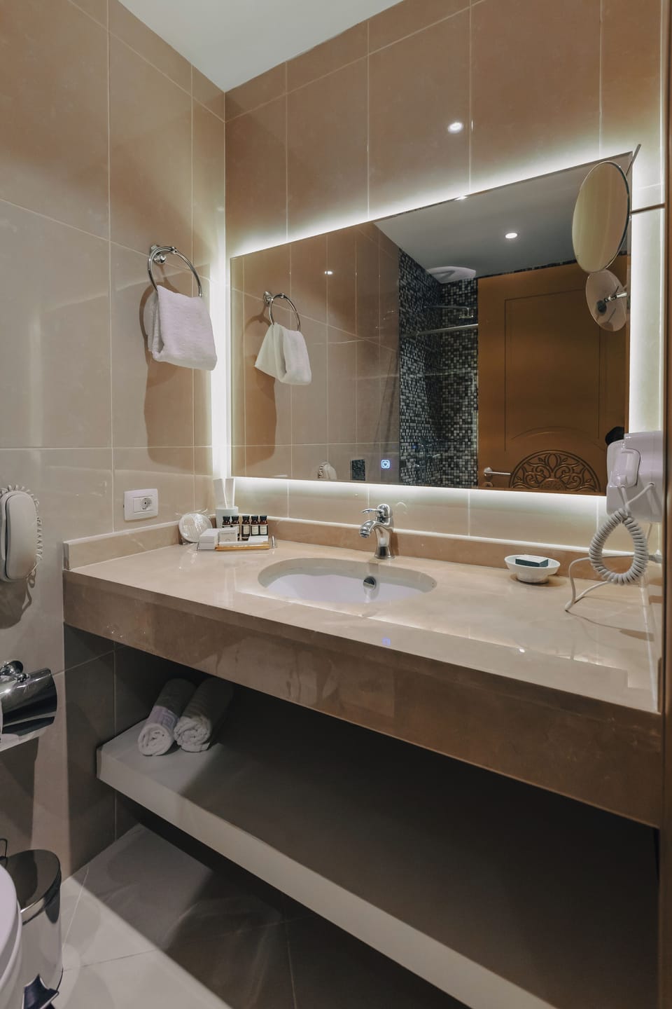 Family Suite | Bathroom | Free toiletries, hair dryer, slippers, towels