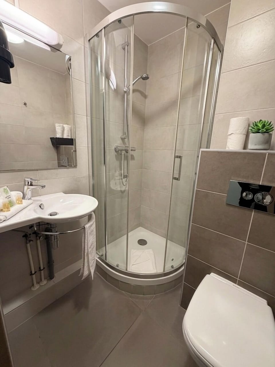 Standard Twin Room | Bathroom