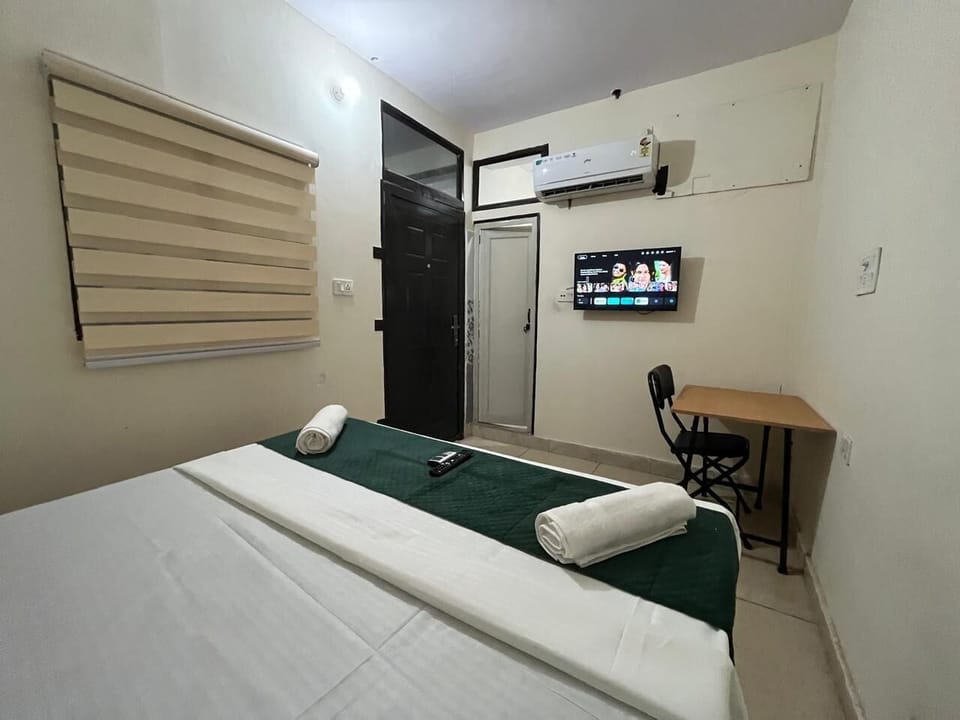 Classic Room | Desk, laptop workspace, free WiFi