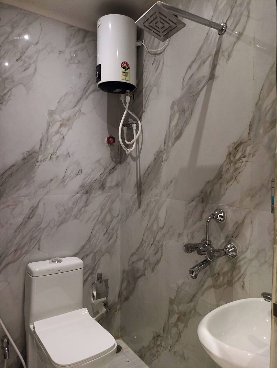 Double Room | Bathroom | Shower, free toiletries, towels, soap