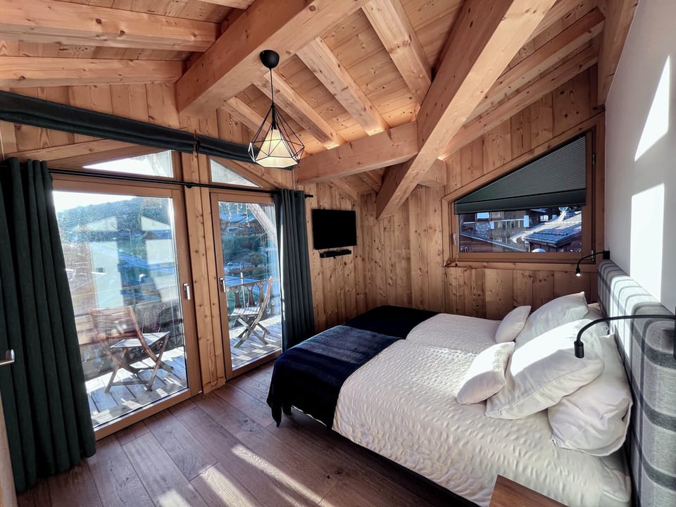 Comfort Room | In-room safe, blackout drapes, free WiFi, bed sheets