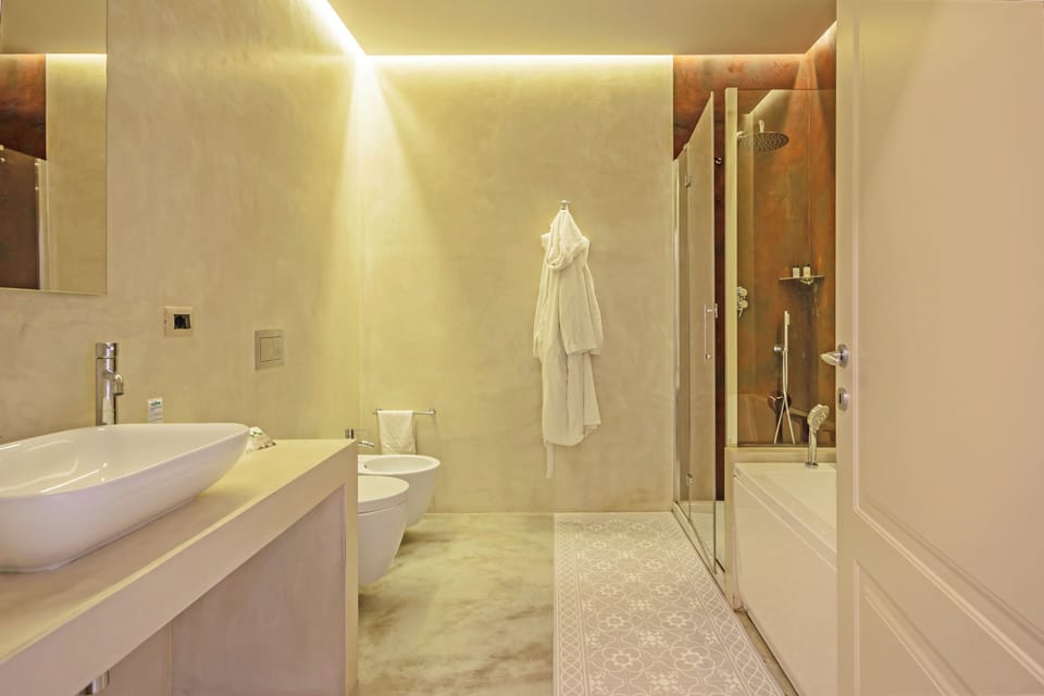 Junior Suite | Bathroom | Free toiletries, hair dryer, bidet, towels