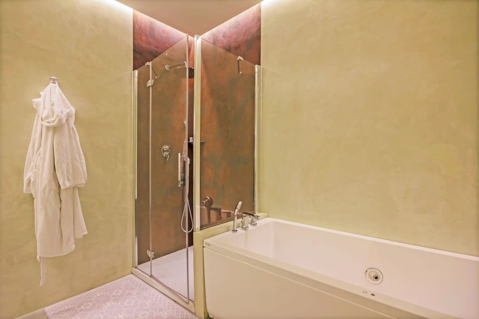 Junior Suite | Bathroom | Free toiletries, hair dryer, bidet, towels