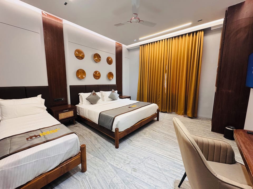 Premium Room, City View | Desk, laptop workspace, blackout drapes, soundproofing