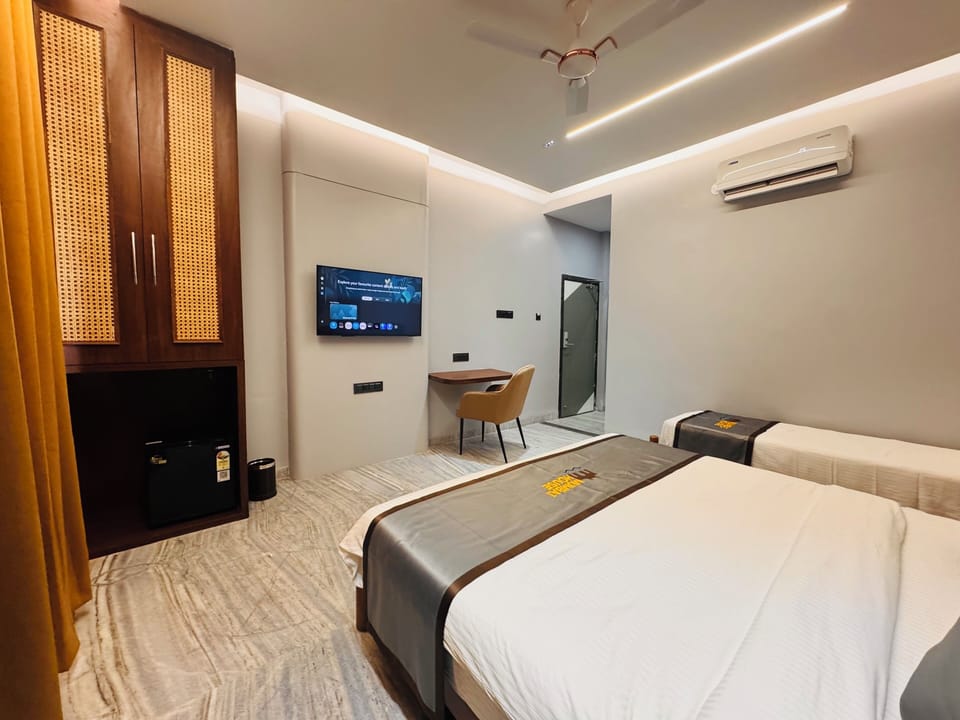 Premium Room, City View | Desk, laptop workspace, blackout drapes, soundproofing