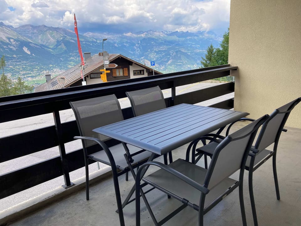 Terrace for up to 4 people