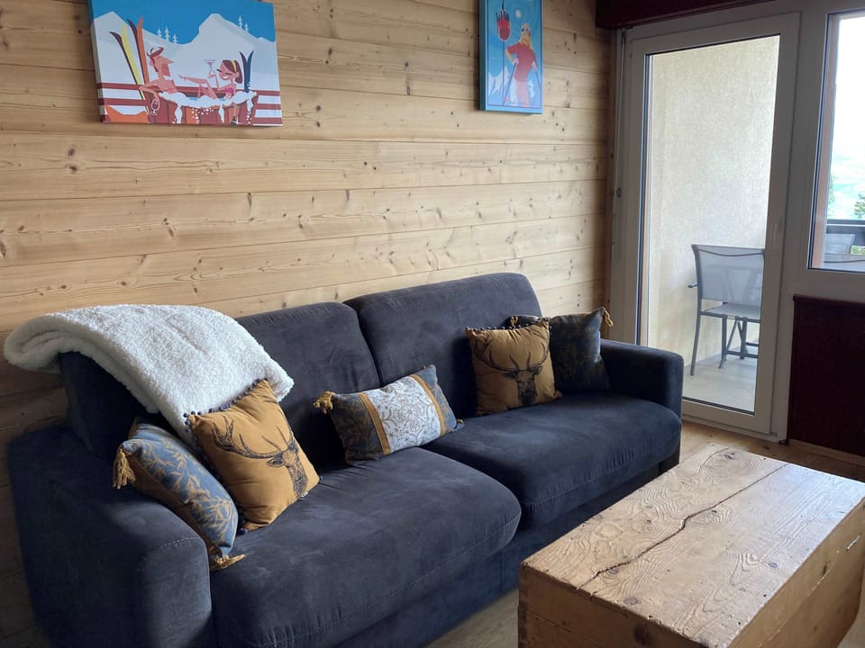 Couch for relaxing & Sofa bed for small groups
