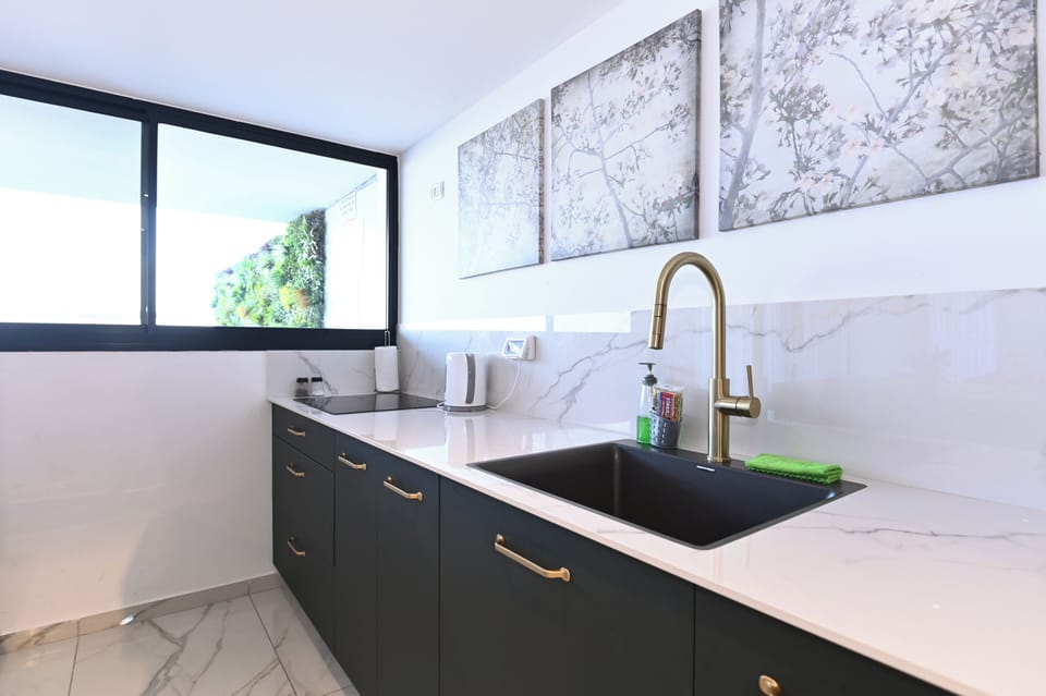 Full-size fridge, microwave, oven, stovetop